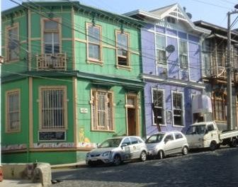 Mirada Chilena: calle con casas coloridas en Valparaíso